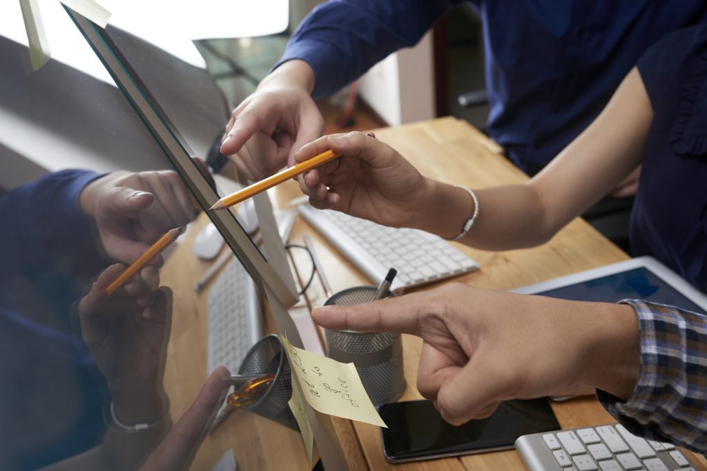 Business People Pointing Screen 1024x683