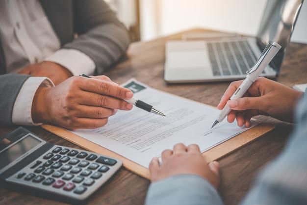 Premium Photo Businessman Is Negotiating Advising And Explaining The Matter Of The Contract T